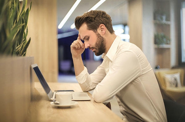 Un homme qui travaille Un homme travaillant sur son ordinateur à un bureau