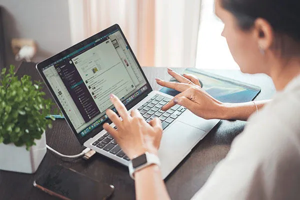 Working day Une femme qui travaille sur son ordinateur