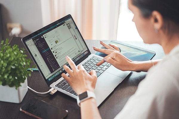 Working day Une femme qui travaille sur son ordinateur