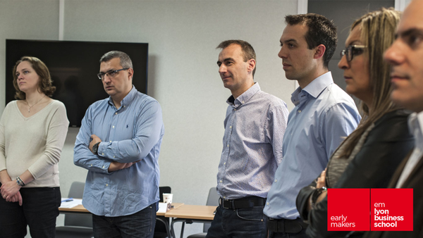 Groupe de travail Un groupe de personnes qui écoutent attentivement