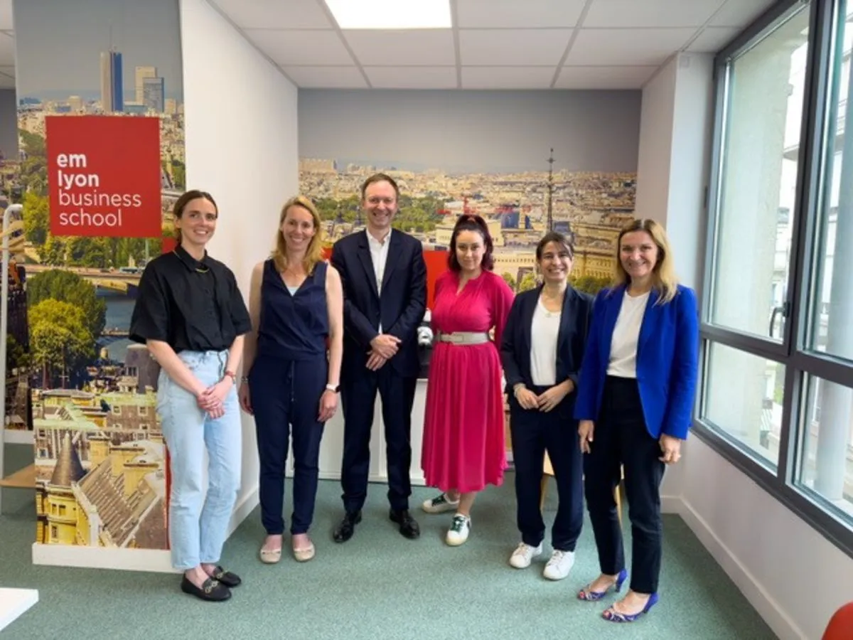 Schneider Electric et emlyon business school s'associent dans le cadre d'un partenariat pluriannuel Schneider Electric et emlyon business school s'associent dans le cadre d'un partenariat pluriannuel