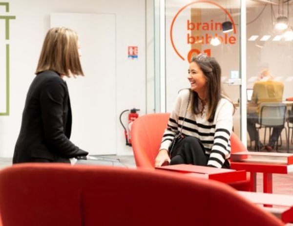 Classement Le Figaro Etudiant 2024 : le Global BBA, 4ème BBA en France Personnes discutant
