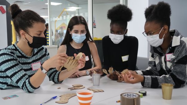 Retour sur le Bootcamp « Girls Tech Power », projet étudiant en collaboration avec le makers’lab Personnes autour d'une table