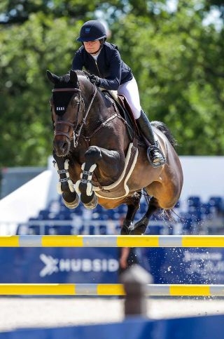 Tranche De Vie – Jeanne SADRAN – Equitation : à cheval entre Concours de Saut d’Obstacles (CSO) à l’international et cours à distance cheval et cavalière sautent