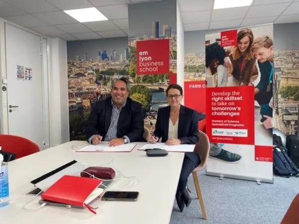 Julien Bensoussan et Isabelle Huault, founder Quanteam et présidente du directoire Emlyon Julien Bensoussan et Isabelle Huault, founder Quanteam et présidente du directoire Emlyon