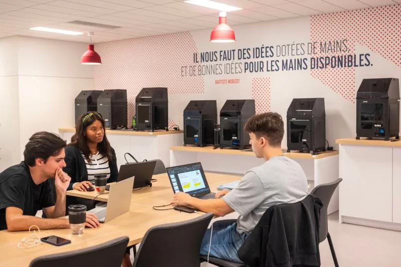Programmes_PGE_emlyon_makers_lab_computers