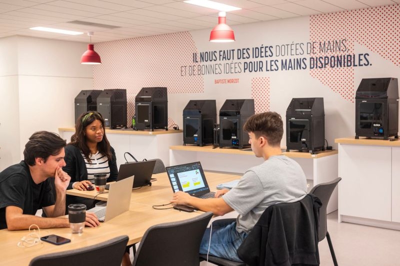 Programmes_PGE_emlyon_makers_lab_computers