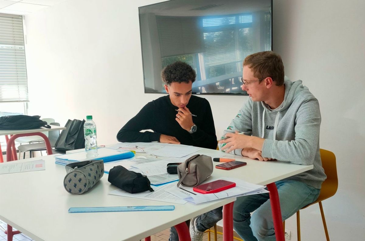 Travail de groupe Deux étudiants qui travaillent dans une salle de cours