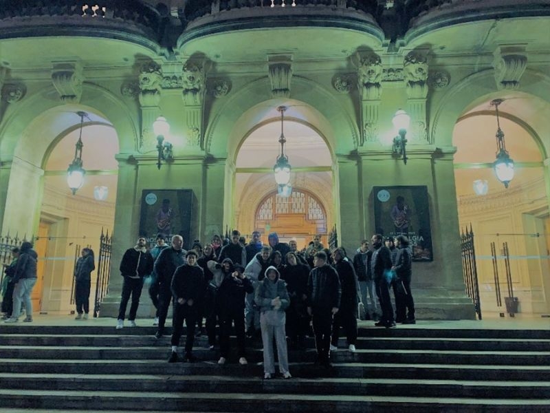 Une image contenant intérieur, plafond, personne, restaurant
Les membres de l'association étudiante Astuce, à travers un système de tutorat, apportent aux élèves des établissements partenaires un accompagnement sous différents formats : soutien scolaire, sorties culturelles, préparation aux oraux, aide à l'orientation…
Ces programmes d'accompagnement témoignent de la stratégie et de la politique volontariste d'emlyon dans le soutien à l'égalité des chances en matière d'éducation, d'orientation et d'ouverture sociale et culturelle.
Les évènements mis en place par emlyon lors de la semaine nationale des Cordées de la réussite
Lors de la semaine nationale des Cordées de la réussite, du 16 au 24 janvier 2023, l'École, avec le soutien d'Astuce, a proposé plusieurs évènements,
- Pour les élèves de 1ère STMG du lycée des Horizons de Chazelles-sur-Lyon : ciné-débat sur la lutte contre les discriminations, témoignages d'étudiants du Programme Grande École issus de filière STMG.
- Pour les élèves de Terminale STMG du lycée Condorcet de Saint-Priest : sortie au théâtre des Célestins.
- Pour les élèves de Terminale Bac Pro. Commerce et vente du lycée Marie Curie de Villeurbanne : ouverture au monde de l'entreprise, et en particulier du commerce équitable avec « business game » animé par une professeure d'emlyon, intervention des étudiantes et étudiants de l'ISARA.
emlyon remercie chaleureusement l'ensemble des personnes participantes à ces évènements pour leur mobilisation.
Découvrir tous les dispositifs labellisés Cordées de la Réussite d’emlyon business school
![Égalité des chances : retour sur la semaine nationale des Cordées de la réussite Égalité des chances : retour sur la semaine nationale des Cordées de la réussite