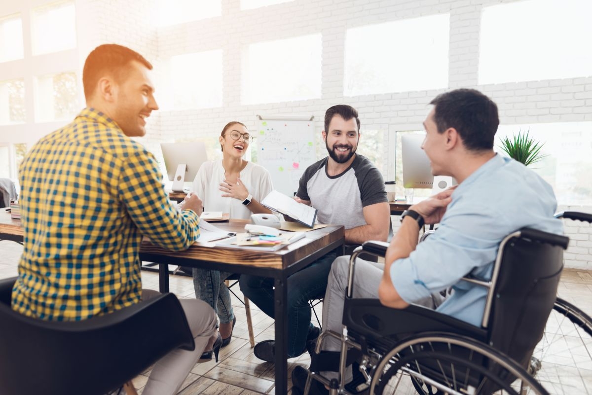 Groupe de travail autour d'une table Groupe de travail autour d'une table