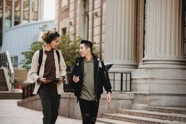 Booster votre business grâce au recrutement de profils internationaux deux étudiants discutant