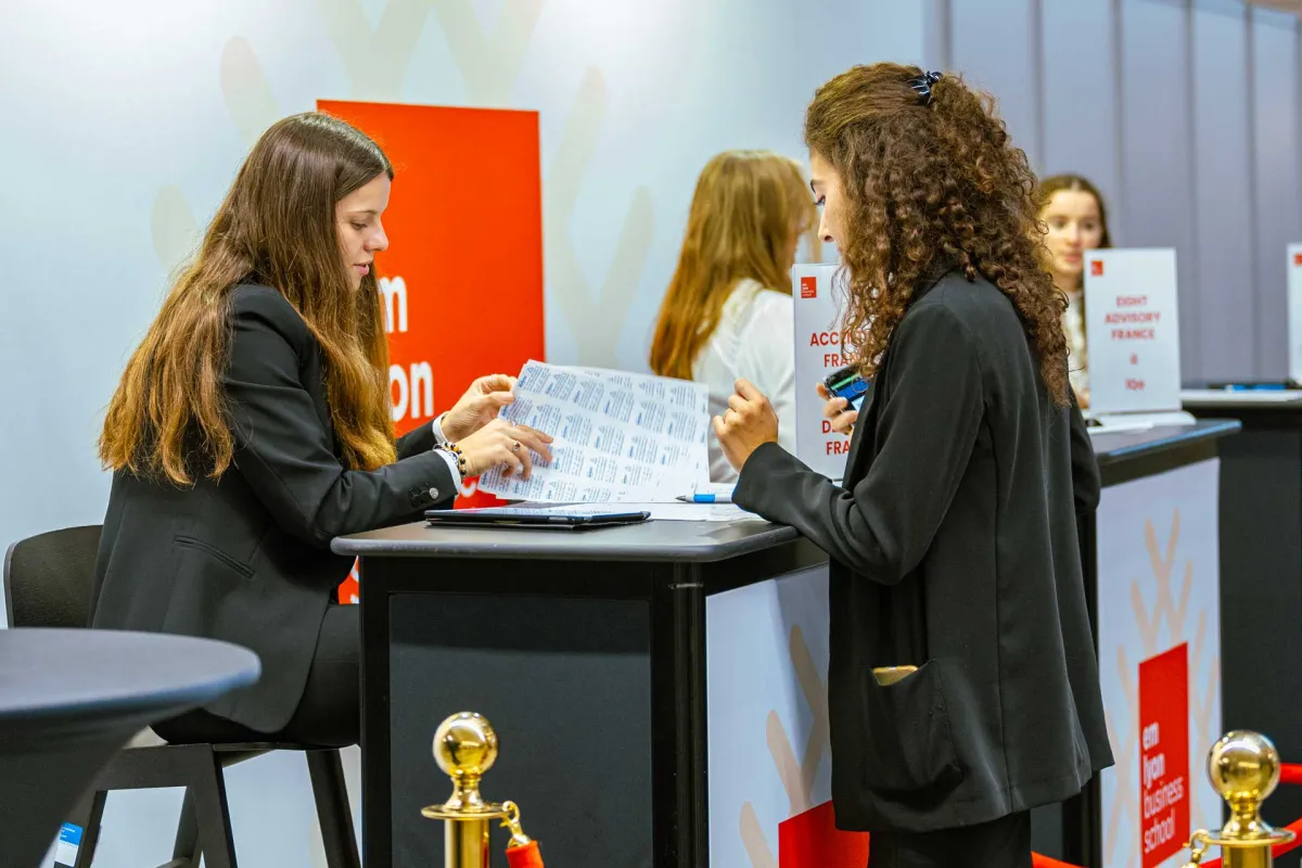 Alumni et étudiants d’emlyon participants aux évènements de recrutement. Alumni et étudiants d’emlyon participants aux évènements de recrutement.