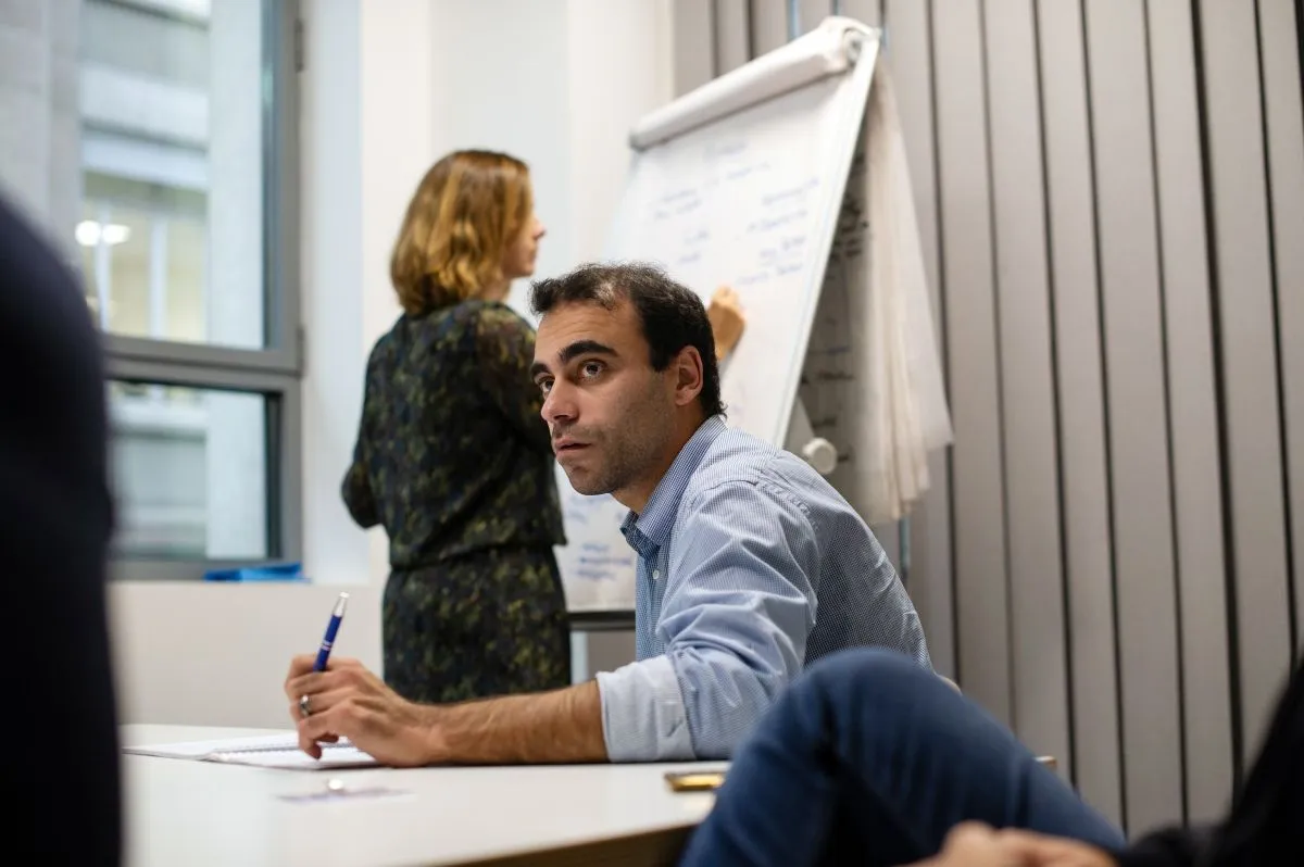 Manager les entre-deux : derrière les contradictions un monde d’opportunités manager homme