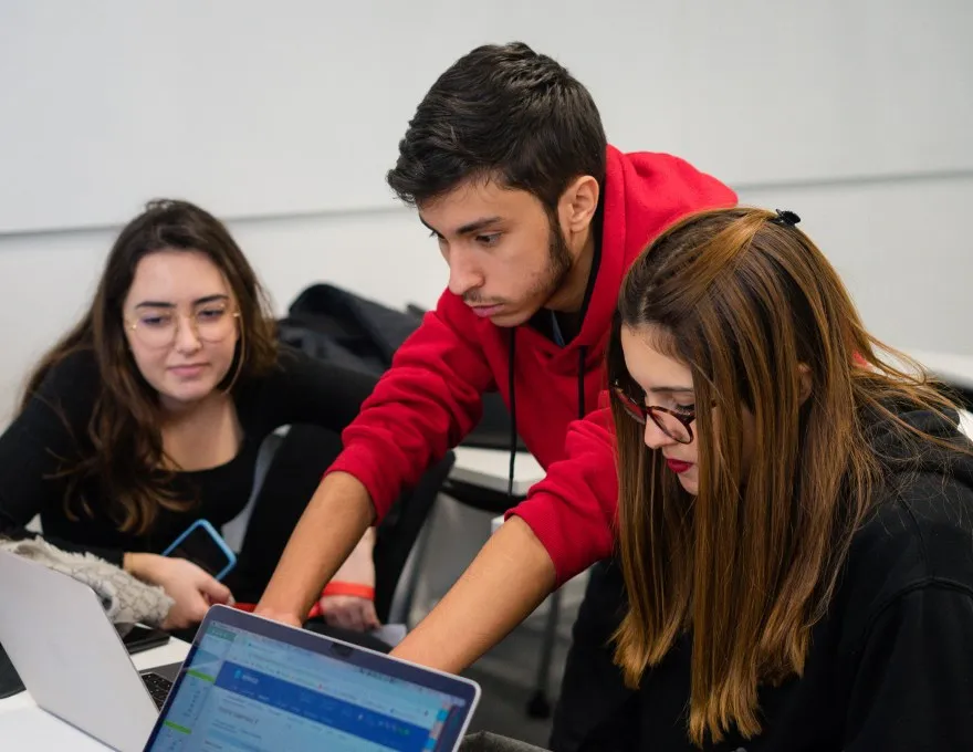 Une Immersion immédiate dans le monde de l’entreprise Une Immersion immédiate dans le monde de l’entreprise
