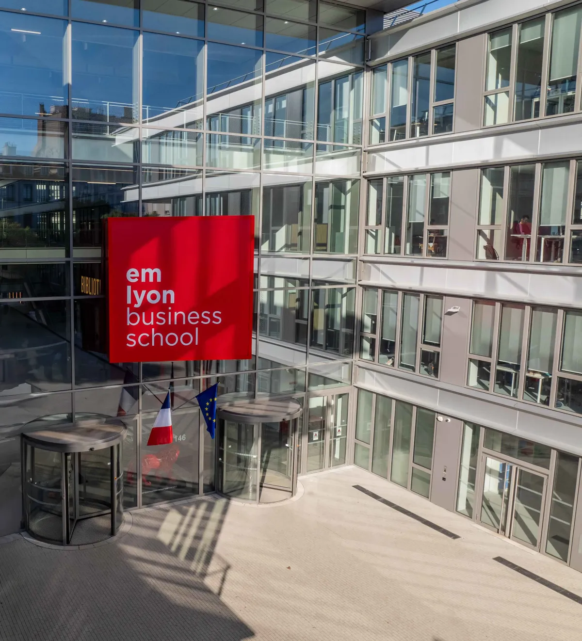 Vu aérienne de la façade d'emlyon business school