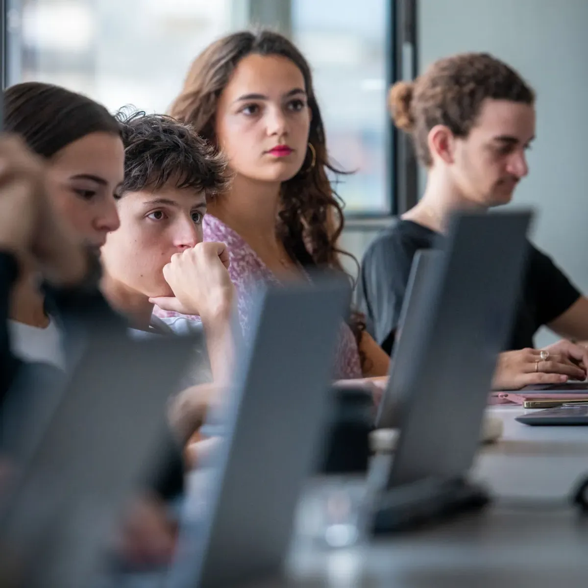 Les prestigieux classements d'emlyon business school Un groupe d’étudiants d'emlyon business school pendant un cours