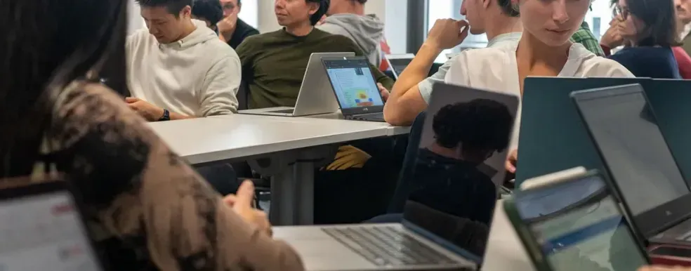 Some students of emlyon business school talking to each other 