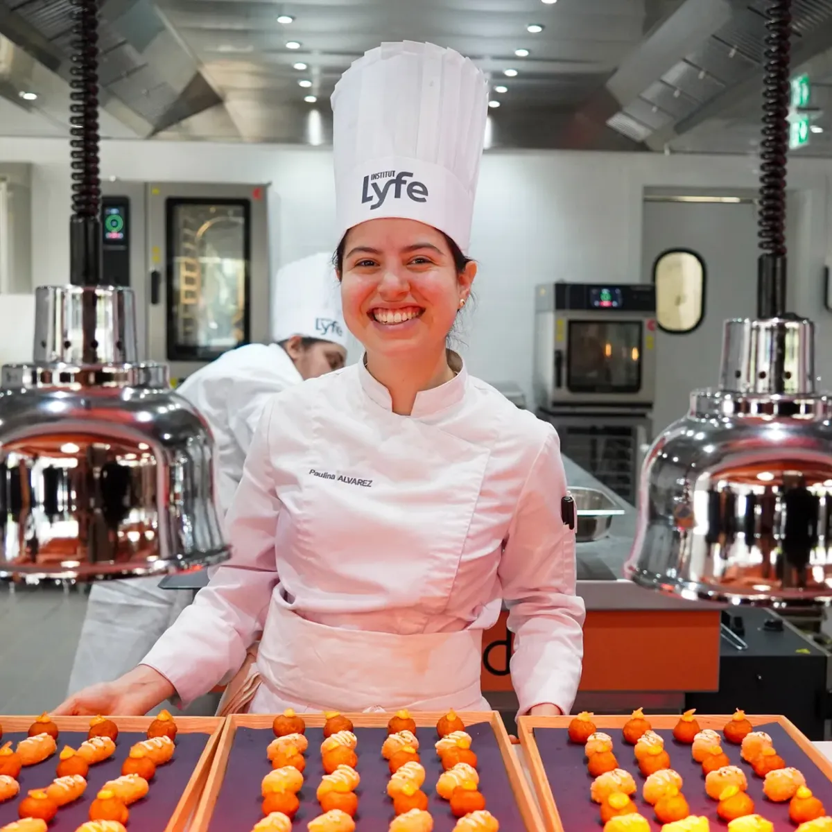 Une pâtissière de l'Institut Lyfe qui montres ses créations