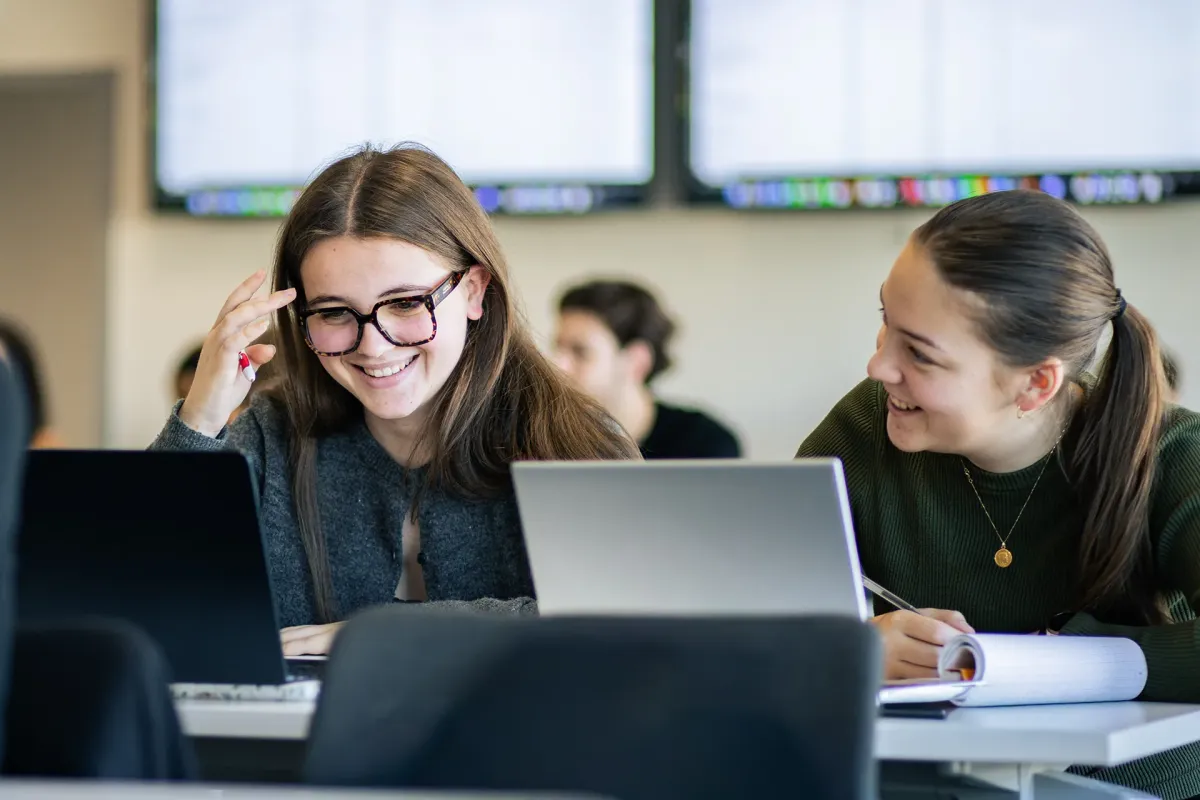 Des étudiantes et étudiants du GBBA d'emlyon business school