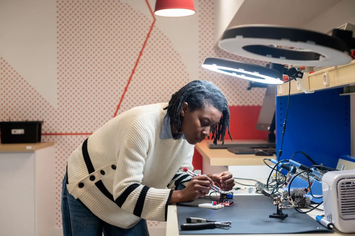 Une participante à un projet proposé par le makers' lab du campus de Lyon d'emlyon business school