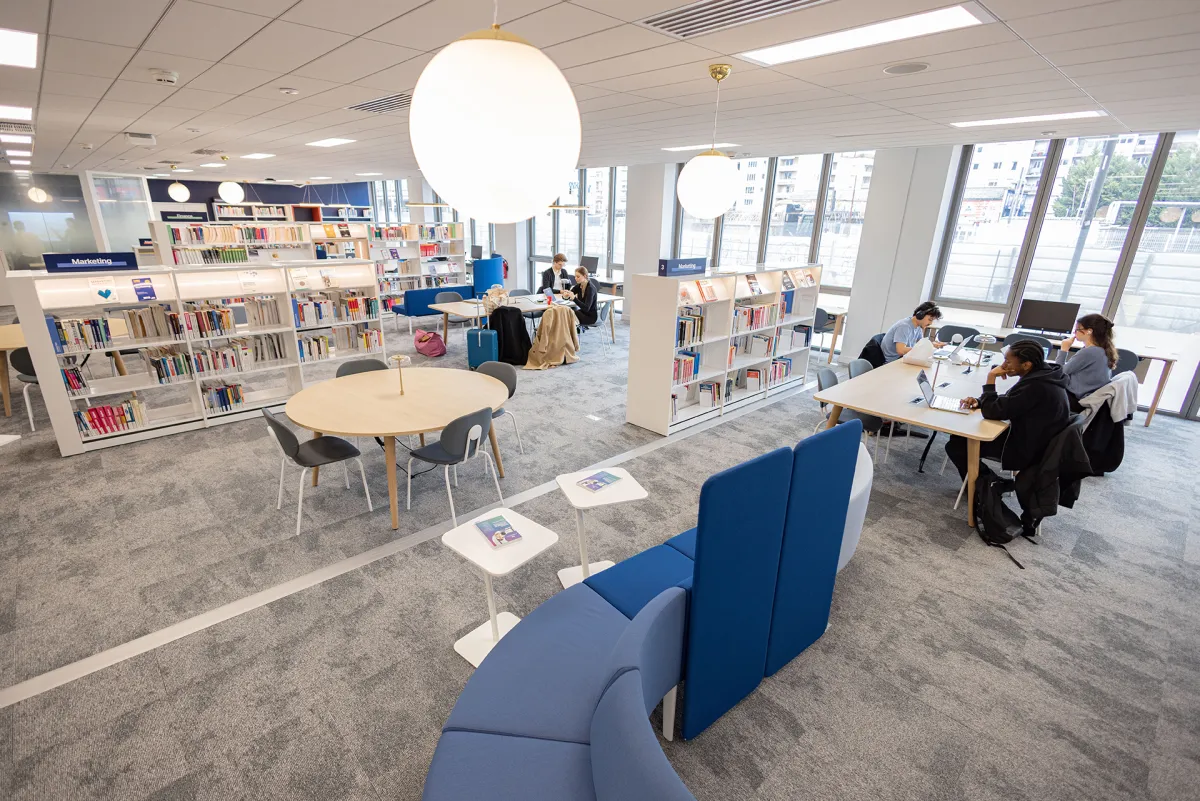 La bibliothèque d'emlyon business school (campus de Lyon)