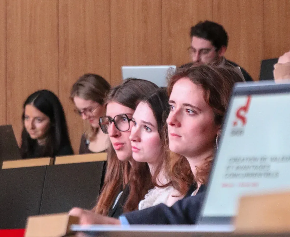 Des participants à la conférence du Groupe SEB, dans l'auditorium d'emlyon business school