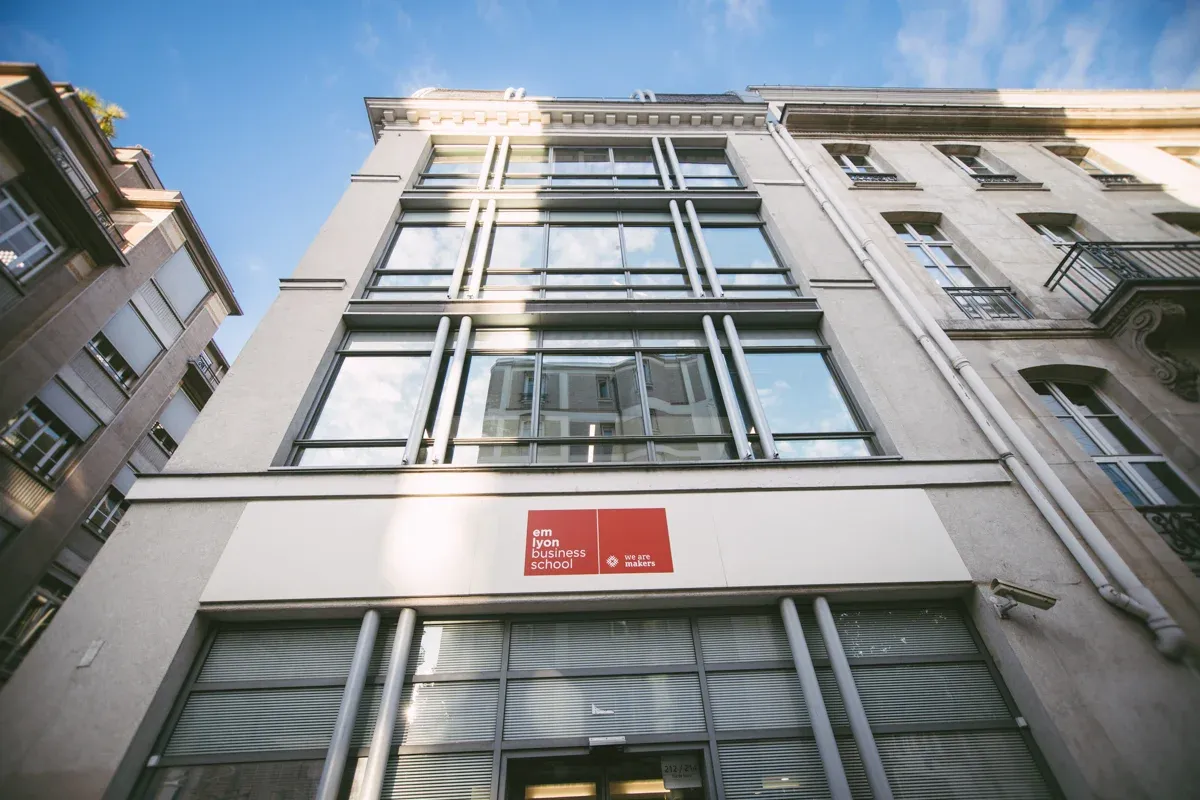 La façade du campus de Paris - emlyon business school