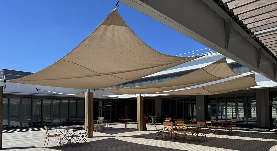 Le patio du campus de Lyon d'emlyon business school