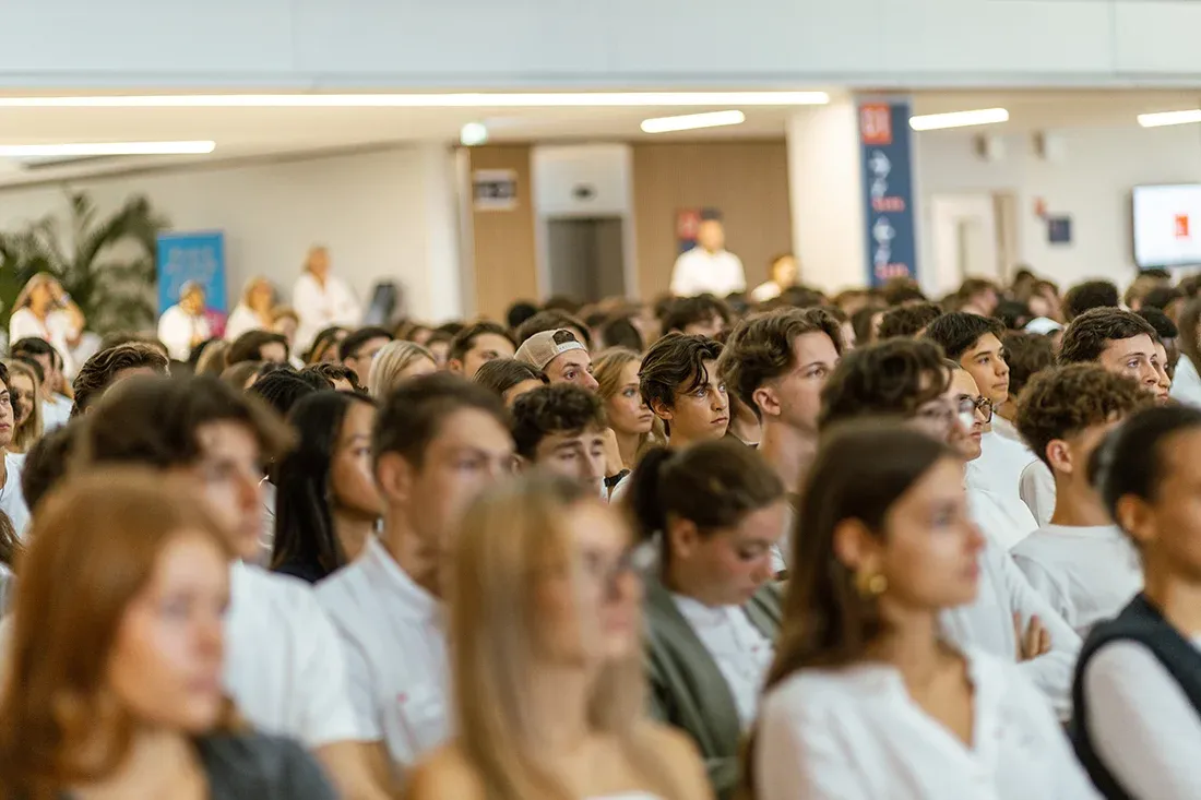 Students gathered for an academic event on campus, illustrating the collective dynamic and student life of a management school.