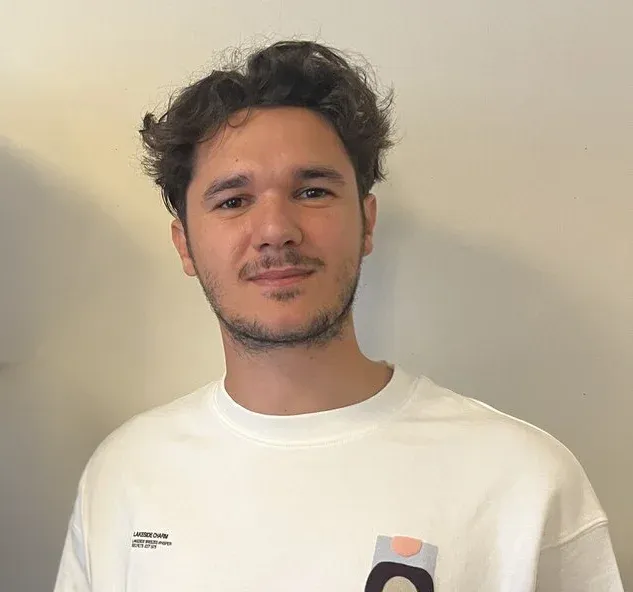 Lazare Bonifay, diplômé 2023 du Global BBA d’emlyon, a cofondé Allergenius, une application santé qui simplifie le quotidien des personnes allergiques.    