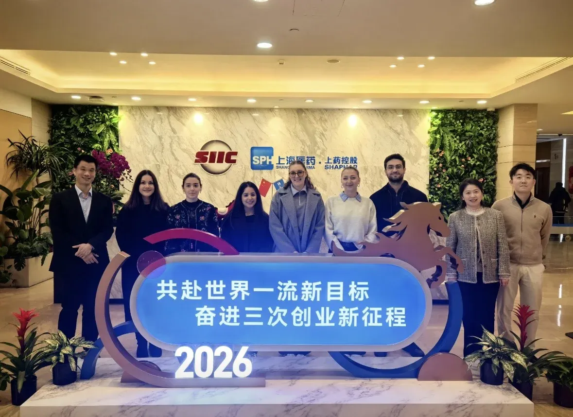 Students from emlyon’s MSc in Healthcare Innovation & Data Science during an academic visit in China at SIIC and SHAPHA, standing in front of the 2026 installation.