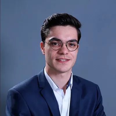 Portrait professionnel d’un membre de l’équipe emlyon sur fond neutre.