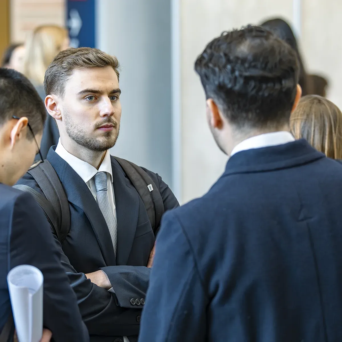Étudiants échangeant lors d’un temps de networking ou de discussion informelle dans un espace intérieur du campus.