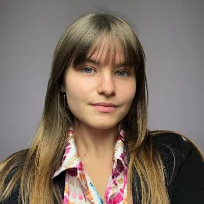 Portrait d’une étudiante d’emlyon sur fond neutre, dans un cadre institutionnel.