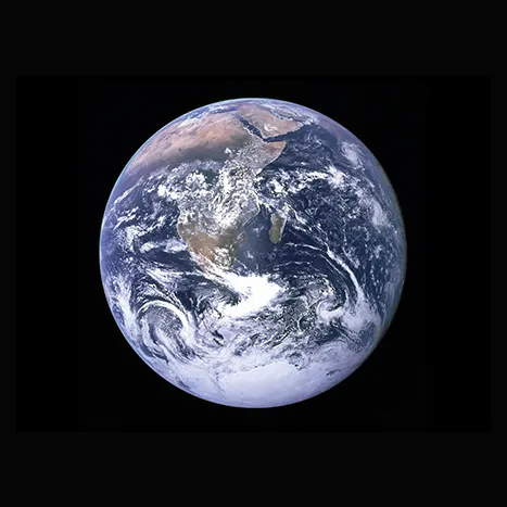 Vue de la planète Terre depuis l’espace, illustrant les limites planétaires, la préservation des ressources naturelles et les enjeux du développement durable à l’échelle mondiale.