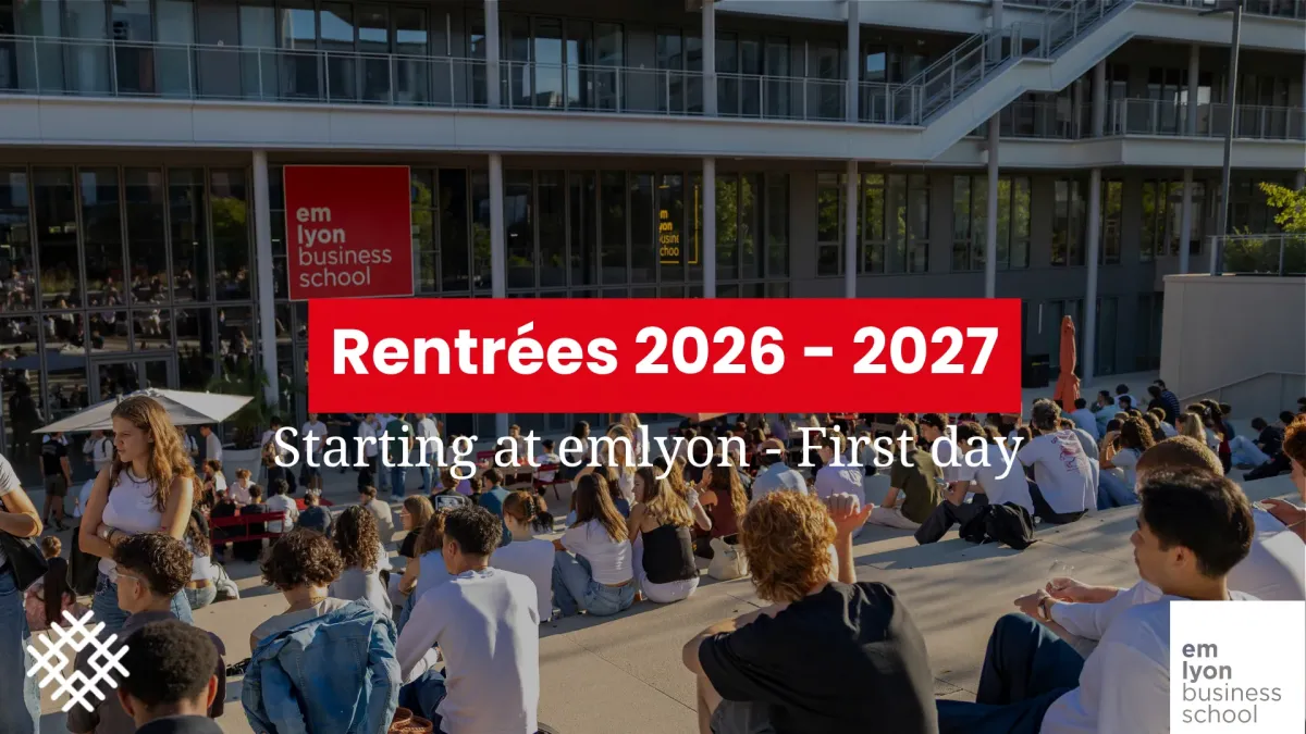 Étudiants assis lors d’une présentation d’accueil sur le campus emlyon.