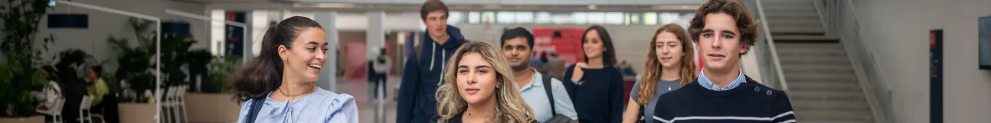 Des étudiantes et étudiants dans le cœur battant d'emlyon business school