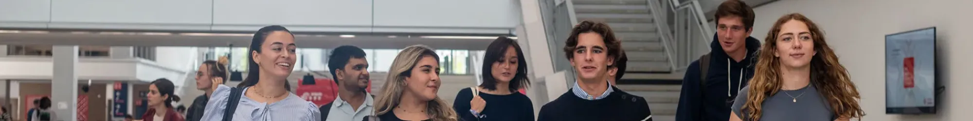 Des étudiants dans le campus de Lyon d'emlyon business school