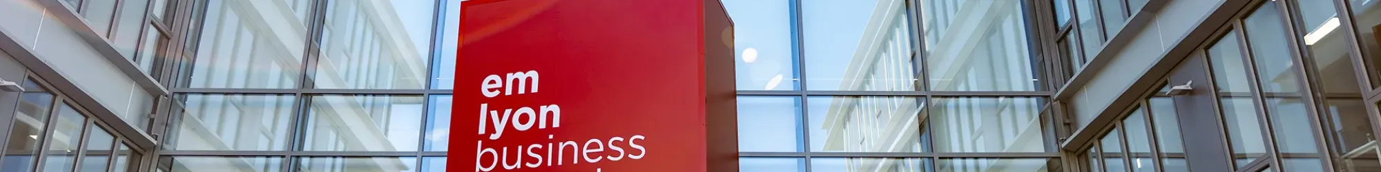 La façade du campus de Lyon d'emlyon business school