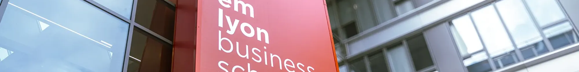 Le logo à l'entrée Jean Jaurès du campus de Lyon d'emlyon business school