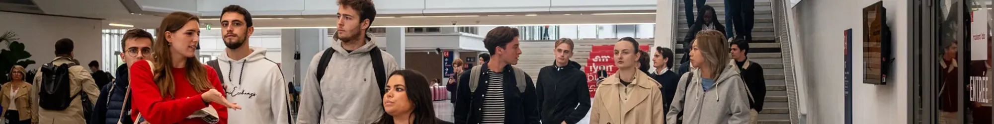 Des étudiantes et étudiants dans le cœur battant d'emlyon business school