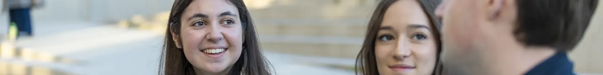 Des étudiants et étudiantes dans le jardin d'emlyon business school