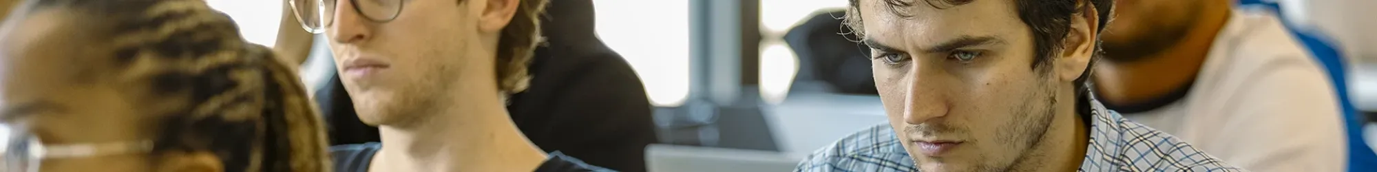 Des étudiants et étudiantes d'emlyon business school