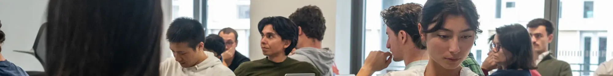Des étudiantes et étudiants d'emlyon business school