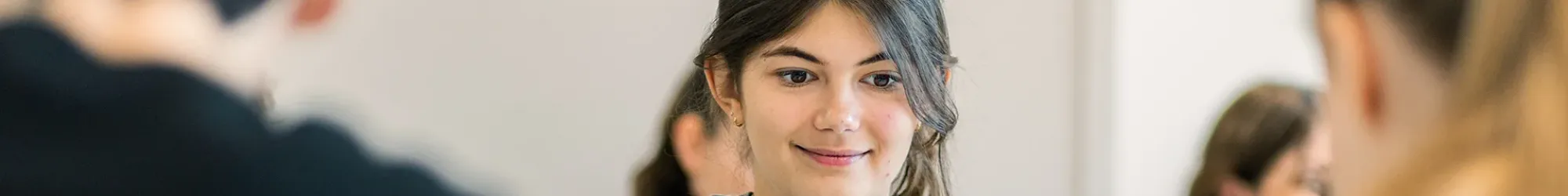 Étudiantes et étudiants du Programme Grande École (Master in Management) d’emlyon, assis en salle de cours et travaillant sur des ordinateurs portables.