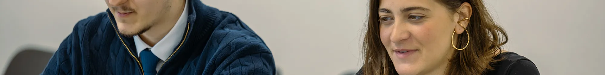 Étudiants utilisant des ordinateurs portables pendant un cours à emlyon Business School, dans un environnement d’apprentissage collaboratif.