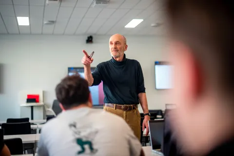 Un enseignant en train de donner un cours à emlyon.