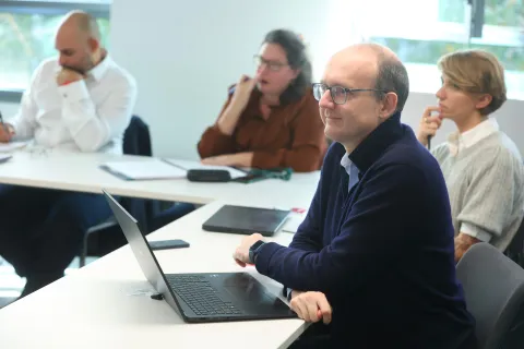 Des participants de l'Executive MBA en pleine séance de cours.