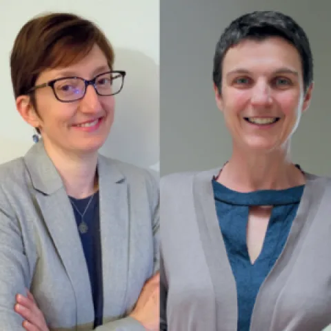 Photos de deux femmes en posture solennel arborant un grand sourire et celle de gauche porte des lunettes. 