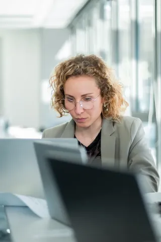 Le certificat "diriger une entreprise" Une étudiante d'emlyon devant son ordinateur